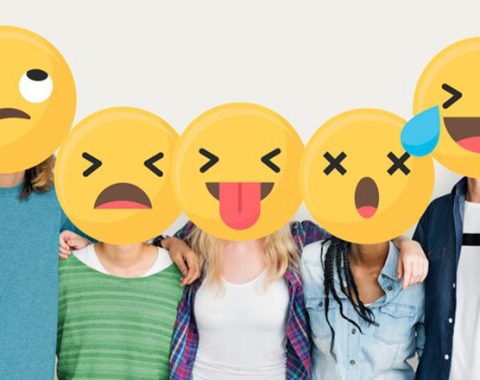 Un grup de persones amb emojis a la cara.